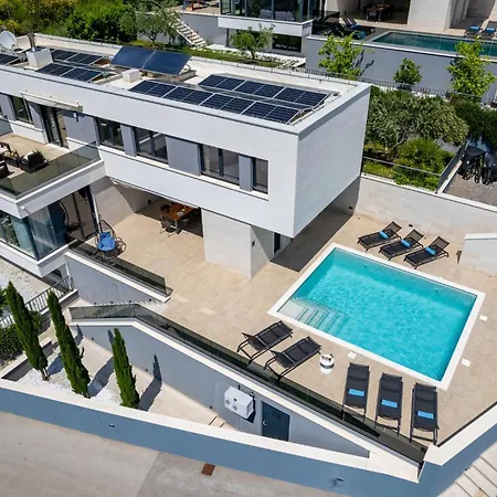 Forti Dva - 5 Bedroom Modern - Sister Available - Sea Views
